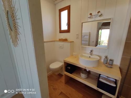 BélisaireCentre Cap-ferret, les chambres du phare, océan的一间带水槽和卫生间的浴室