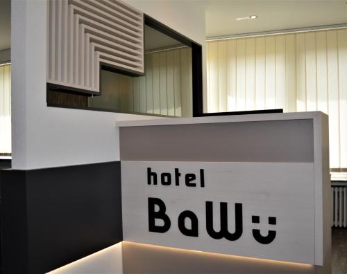斯图加特Hotel BaWü的酒店大堂,柜台上设有酒店 ⁇ 牌