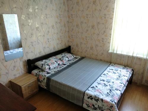 斯维季亚济Садиба у затишку的一间小卧室,配有床和窗户