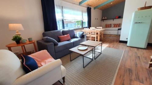 维戈CERQUIDE3的客厅配有沙发和桌子