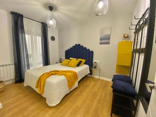 萨莫拉EL CORAZON DE ZAMORA Garaje Gratis的一间卧室配有一张黄色毯子床