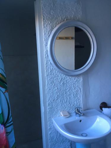 Saint-JulienLa Lauseta的一间带水槽和镜子的浴室