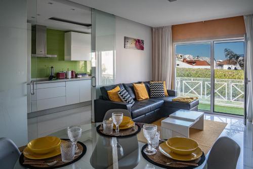 阿尔布费拉Garden Hill Apartment的带沙发的客厅和厨房