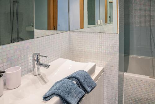 阿尔布费拉Garden Hill Apartment的白色的浴室设有水槽和镜子
