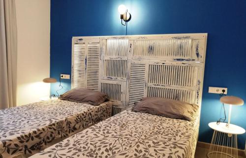 卡拉米洛Calamilloraptm2的蓝色墙壁客房的两张床