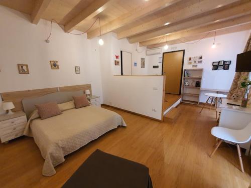 巴里Arco Della Neve Guest House的一间设有床铺的大卧室和一间客厅