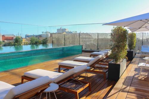里斯本里斯本公园勒克斯酒店的屋顶上一排带游泳池的躺椅