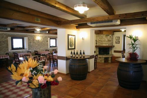 切尔维尼亚诺德尔夫留利拉罗斯塔农家乐的一间品酒室,内设一间酒吧和一间餐厅