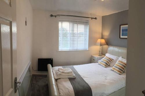 Crawley Apartment near Gatwick Manor Royal Newly Refurbished Sleeps 4客房内的一张或多张床位