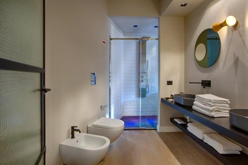 那不勒斯Casa Pacifico Napoli的一间带水槽、卫生间和淋浴的浴室