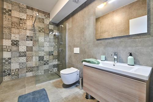乌马格Apartmani Ivana的一间带水槽、卫生间和淋浴的浴室