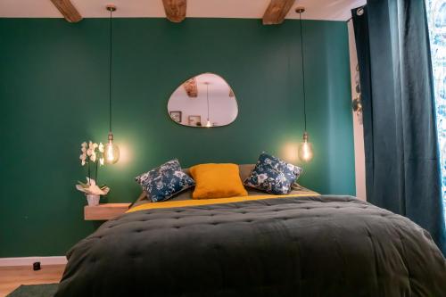 滨海萨纳里studio coeur de ville neuf et design tt equipé parking gratuit的一间卧室设有一张大床和绿色的墙壁