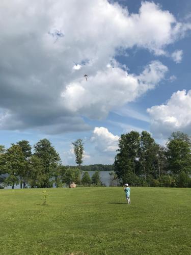 MedumiMedumi Lake Villa的正在野外放风筝的人