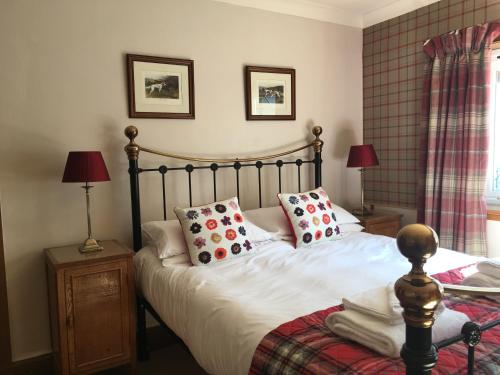 戈斯兰The Inn on the Moor Hotel的一间卧室配有一张带两个枕头的床