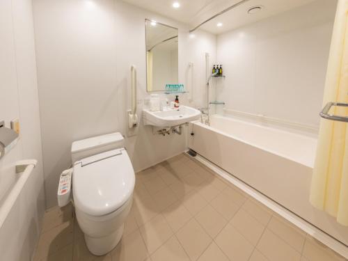 东京Far East Village Hotel Tokyo Ariake的白色的浴室设有卫生间和水槽。