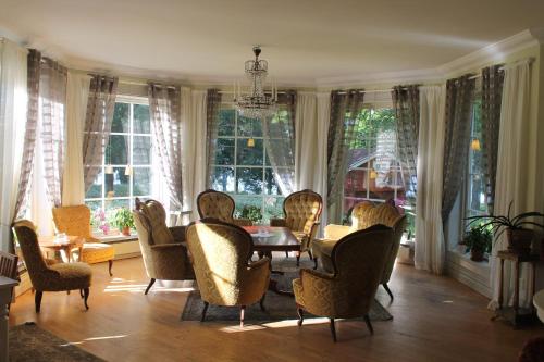 Nedre Vanbo万博赫尔嘉德酒店的一间带桌椅和窗户的用餐室
