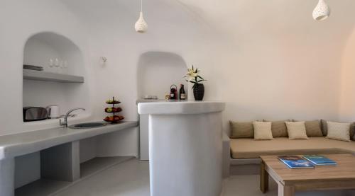 费拉White Dream Suites的白色的客厅配有沙发和桌子