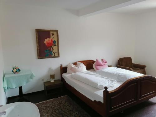 MalschGasthaus Zur Rose的一间卧室配有带白色床单和粉红色枕头的床。