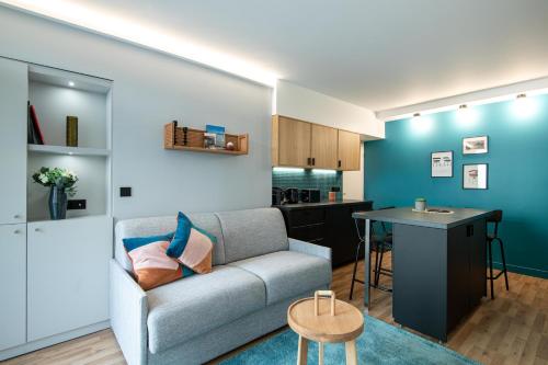 巴黎NEW - Superbe 1 Bdr Appt - Design 60'S - Paris 15e的客厅配有沙发和桌子