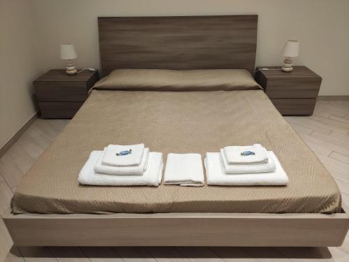 菲乌米奇诺Fiumicino Dream & Fly 2的一间卧室配有带毛巾的床