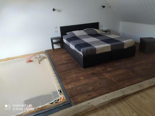 Civray-de-TouraineGîte L'atelier的一间卧室配有一张床,铺有木地板