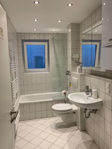 卡塞尔Apartment im Zentrum的浴室配有卫生间、盥洗盆和浴缸。