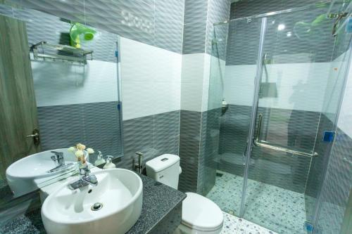 绥和市Khách sạn Minh Anh的一间带水槽、淋浴和卫生间的浴室