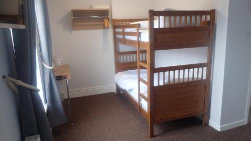 梅布尔索普The Victoria guest house的一间卧室配有两张双层床。