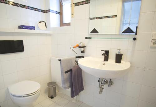 圣马丁Ferienwohnung Am Wingert的白色的浴室设有水槽和卫生间。
