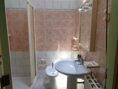 TeltiLu Lisandru的一间带水槽和卫生间的浴室