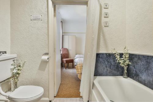 Chomley holiday flats的一间浴室