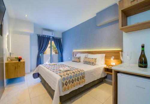 普拉塔尼亚斯Linda Apartments Platanias的一间卧室配有一张蓝色墙壁的床