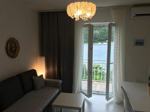 斯拉诺维拉卢卡旅馆的带沙发和大窗户的客厅