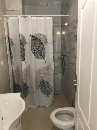 斯拉诺维拉卢卡旅馆的浴室设有淋浴帘和遮阳伞。