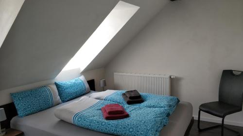 韦尔本Ferienwohnung im Spreewald in idyllischer Alleinlage的一间卧室配有一张床和一张黑椅