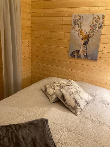 科尔莫登Asplunda Gård, Kolmården stuga nr 1的一间卧室,配有一张带鹿图的床