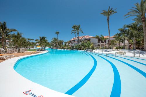 美洲海滩Parque Santiago 3 Luxery Apartment, Playa las Américas, Arona, Tenerife的棕榈树度假村的大型游泳池