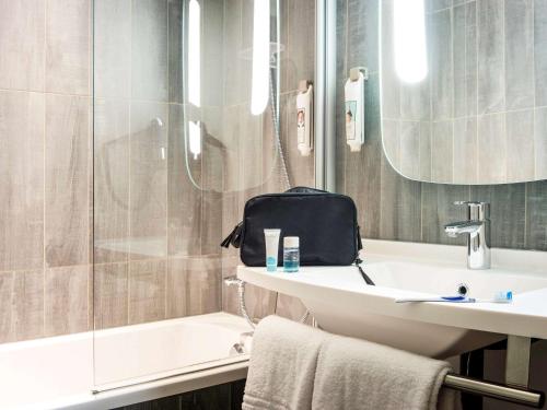 波尔多市中心圣让车站欧洲大西洋宜必思酒店的一间浴室