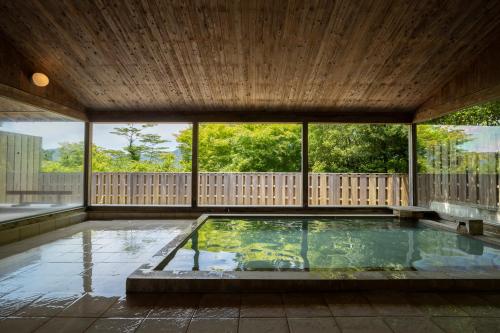 箱根Hakone Retreat Före的一座带木制天花板的别墅内的游泳池