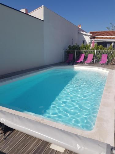 沙特拉永普拉日Appartement Aix (1 à 2 personnes)的蓝色海水大型游泳池