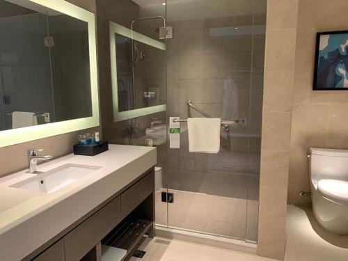 银川Hyatt House Yinchuan Yuecaicheng的带淋浴、盥洗盆和卫生间的浴室