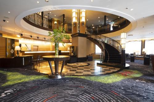 金泽Kanazawa New Grand Hotel Prestige的大厅,大楼内有一个螺旋楼梯