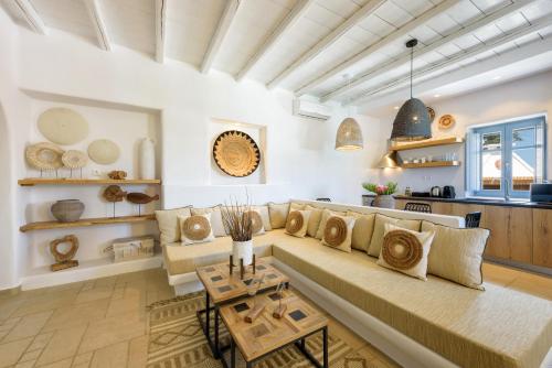 德里奥斯Villa Vanta的客厅配有沙发和桌子