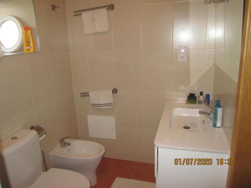 阿鲁卡Pêssego - AL的浴室配有白色卫生间和盥洗盆。