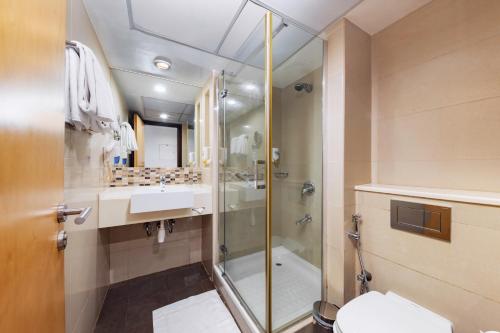 沙迦沙迦城市麦克斯酒店的带淋浴、卫生间和盥洗盆的浴室