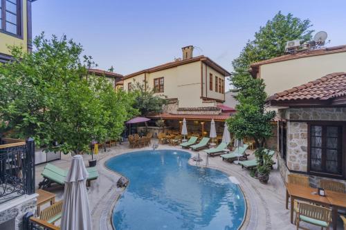 安塔利亚拉帕洛玛酒店的一个带椅子的室外游泳池以及一个度假酒店