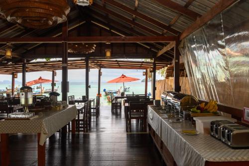 丽贝岛瓦皮度假酒店的一间设有桌椅的海洋餐厅