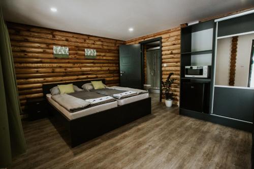 希欧福克Siocamping的一间卧室设有一张床和木墙
