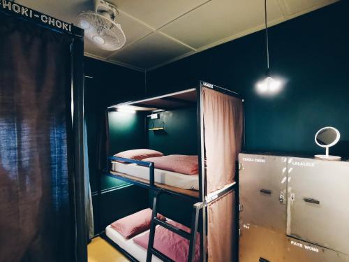 金马仑高原Heahtitude - Children Not Allowed的客房设有两张双层床和一台冰箱。