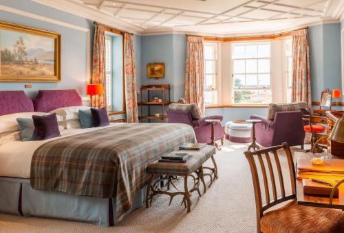 多诺赫Links House at Royal Dornoch的一间卧室配有一张特大号床和紫色家具